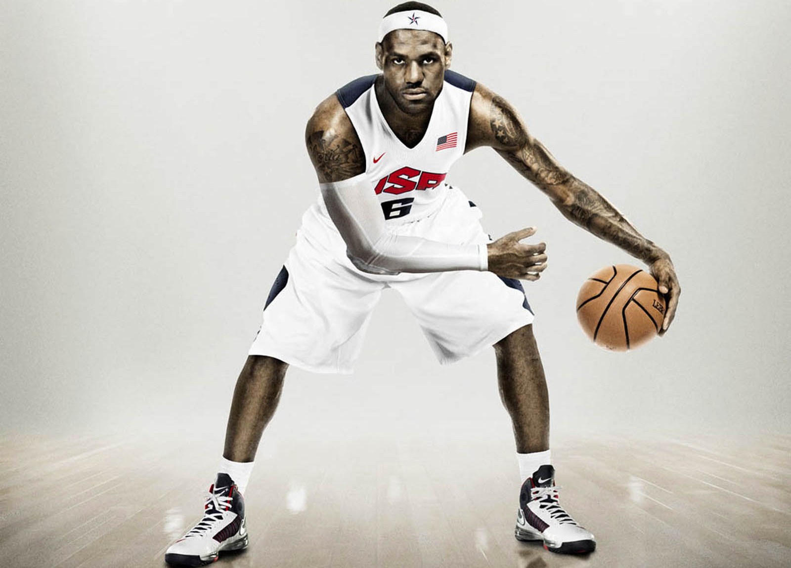 太阳报：伊万-托尼在伦敦夜总会因涉嫌用头撞人被警方逮捕（太阳报称伊万-托尼在伦敦夜店涉用头撞人遭警方拘捕）