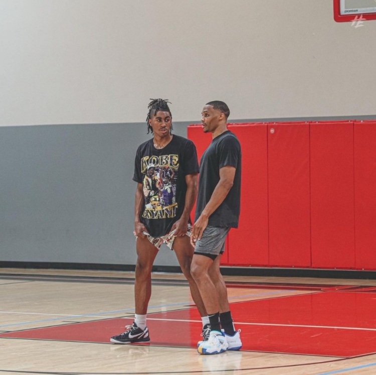 恩昆库加盟米兰后表现未达预期，面临舆论争议，需时间适应球队战术体系。（恩昆库转投米兰后状态未达标，舆论争议不断，仍需时间融入战术体系）