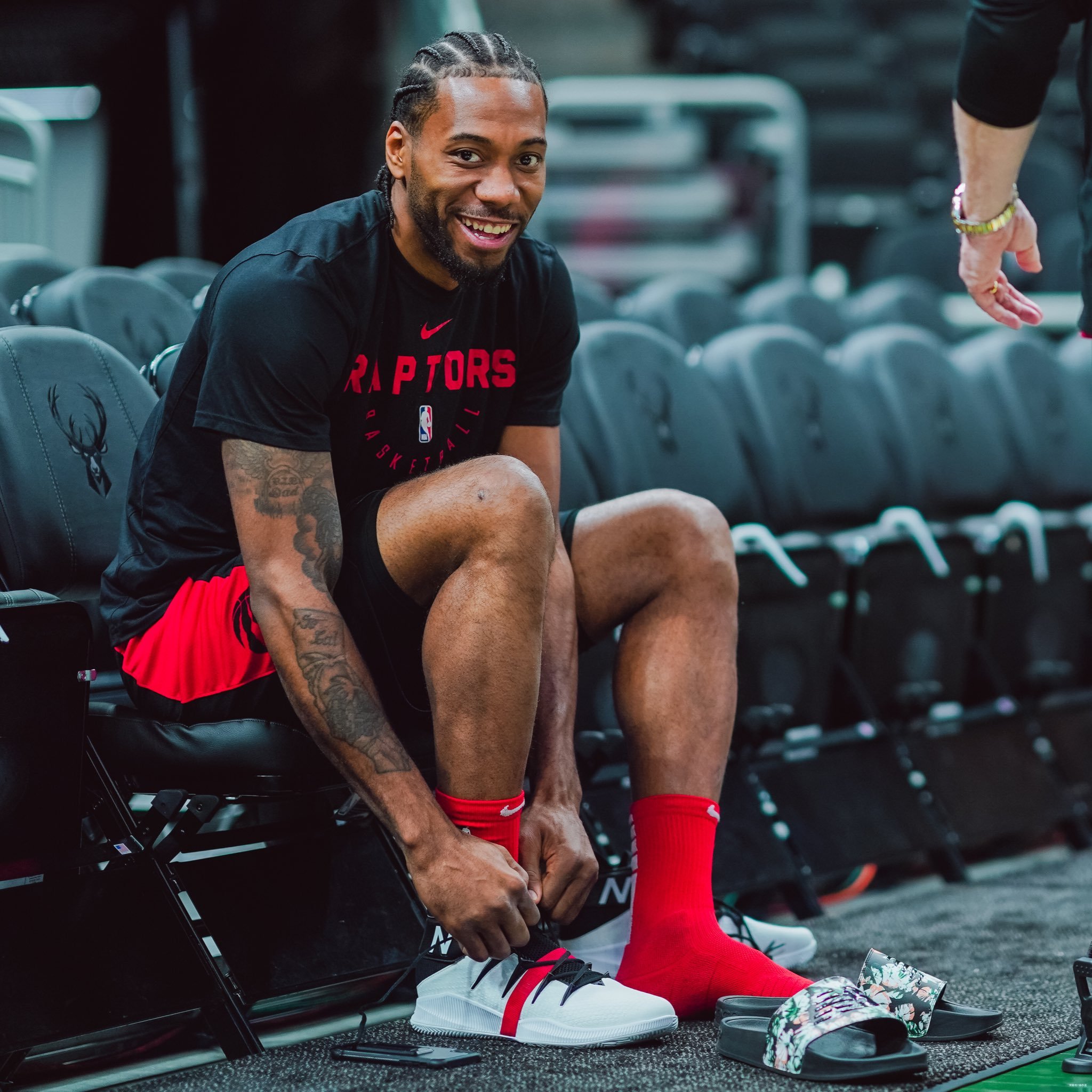 湖人浓眉哥篮下统治力助球队连胜（浓眉统治禁区，助湖人豪取连胜）