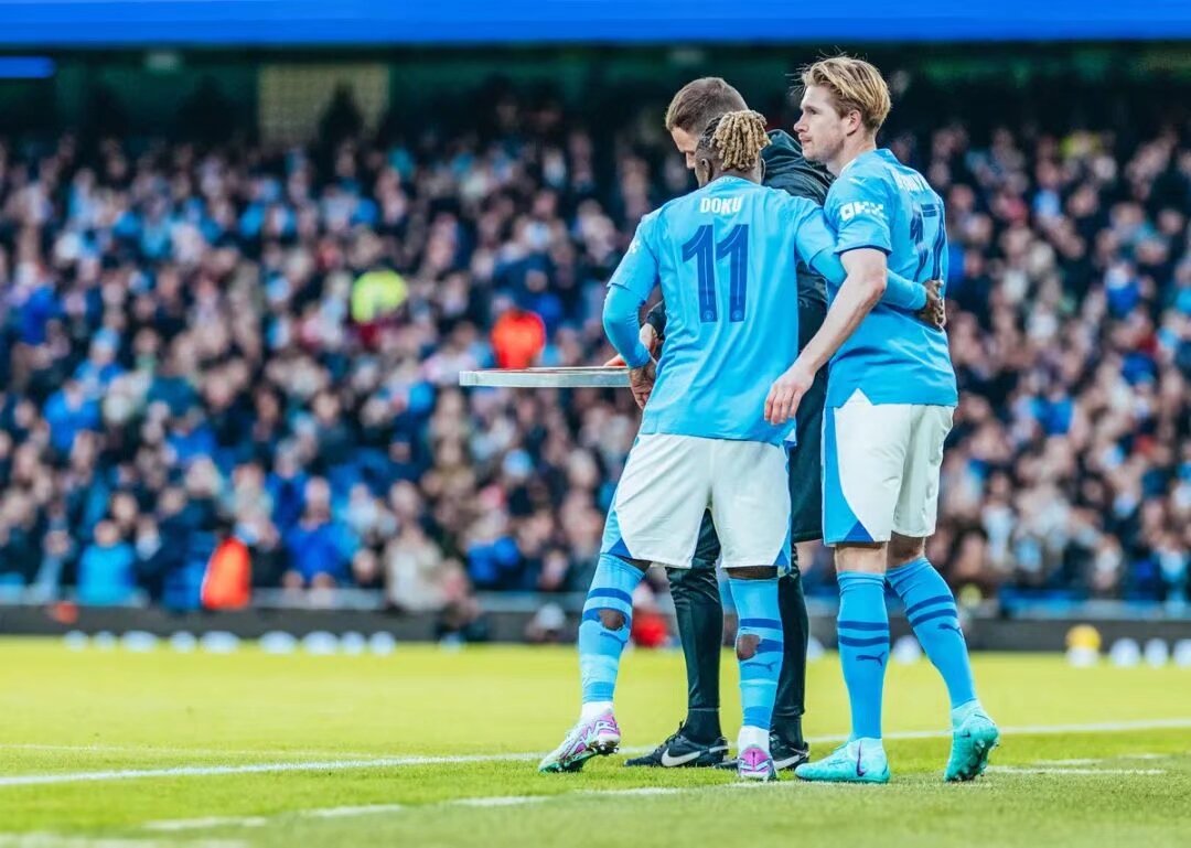 记者：梅西到诺坎普后请求工作人员入场许可，巴萨欣然同意（记者称梅西抵达诺坎普先向工作人员申请入场，巴萨爽快放行）