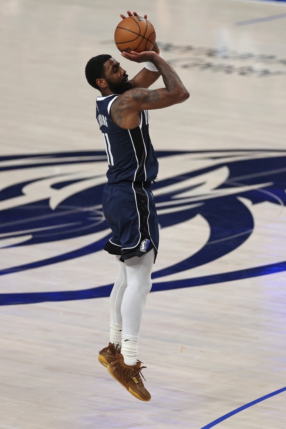 手感火热！里夫斯半场8中6贡献19分5篮板（手感爆棚！里夫斯半场8投6中拿下19分5篮板）