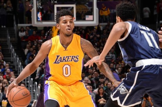 杜兰特篮下强打稳定胜局（杜兰特内线强攻锁定胜利）