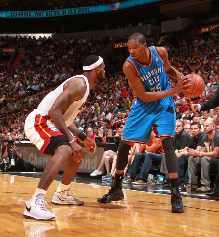 浓眉经纪人会面独行侠，要求续约或交易（浓眉代理与独行侠会晤：要么续约，要么交易）