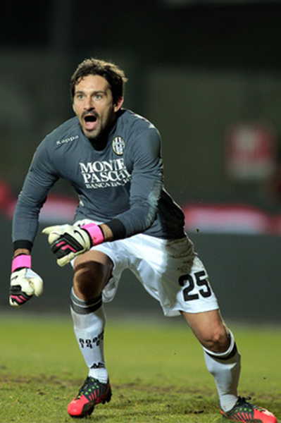 马卡：亚马尔父亲与贝蒂斯球迷起冲突，球场保安介入调停（马卡报道：亚马尔父亲与贝蒂斯球迷发生争执，球场安保入场调解）