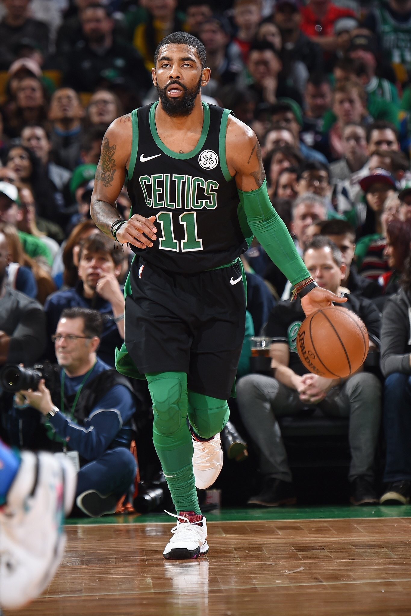 图片报：西蒙斯因抱怨颈痛缺席昨日合练，很可能缺战今日比赛（图片报：西蒙斯昨因颈痛未参加合练，今日比赛恐将无缘）