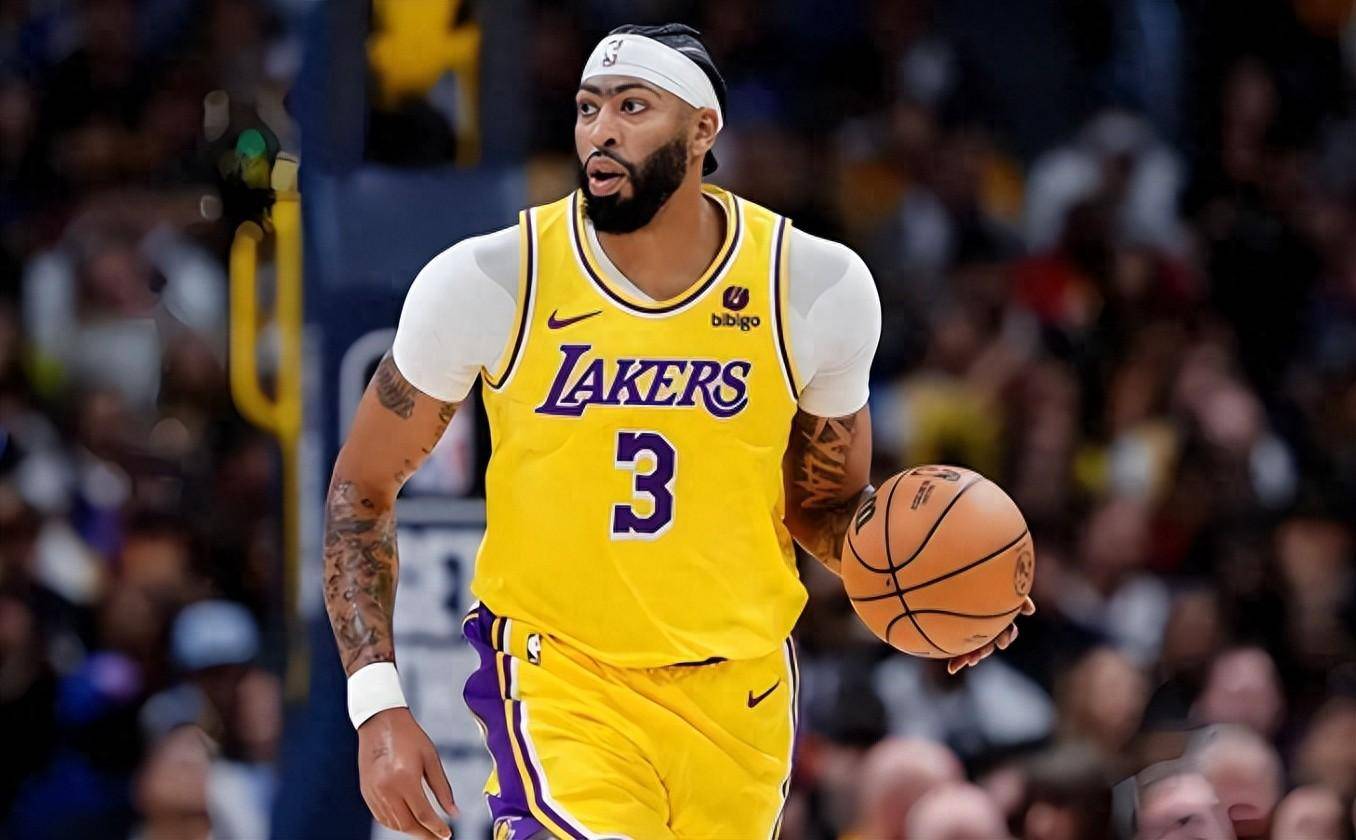 队史独一档！怀特生涯6次单场6三分+3帽，其他人合计3次（队史无人能及！怀特生涯6场轰6记三分+3次封盖，其他球员合计仅3场）