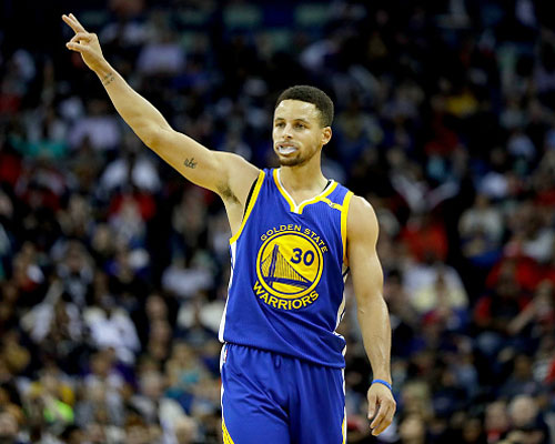 超高人气，一印度女球迷接机时手举标语：梅西，拯救印度足球（人气爆棚！印度女球迷机场举牌：梅西，请救救印度足球）