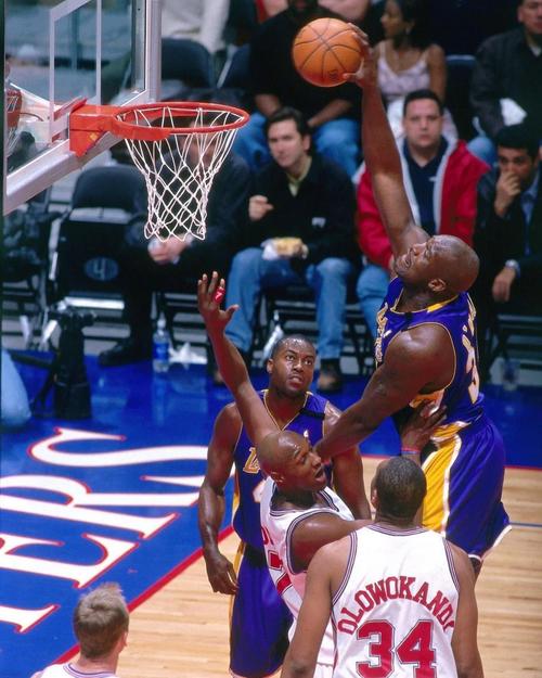 稳得可怕！胡金秋9中8高效拿下19分5板1帽 第三节10分（稳如磐石！胡金秋9投8中高效砍下19分5篮板1盖帽，第三节独得10分）