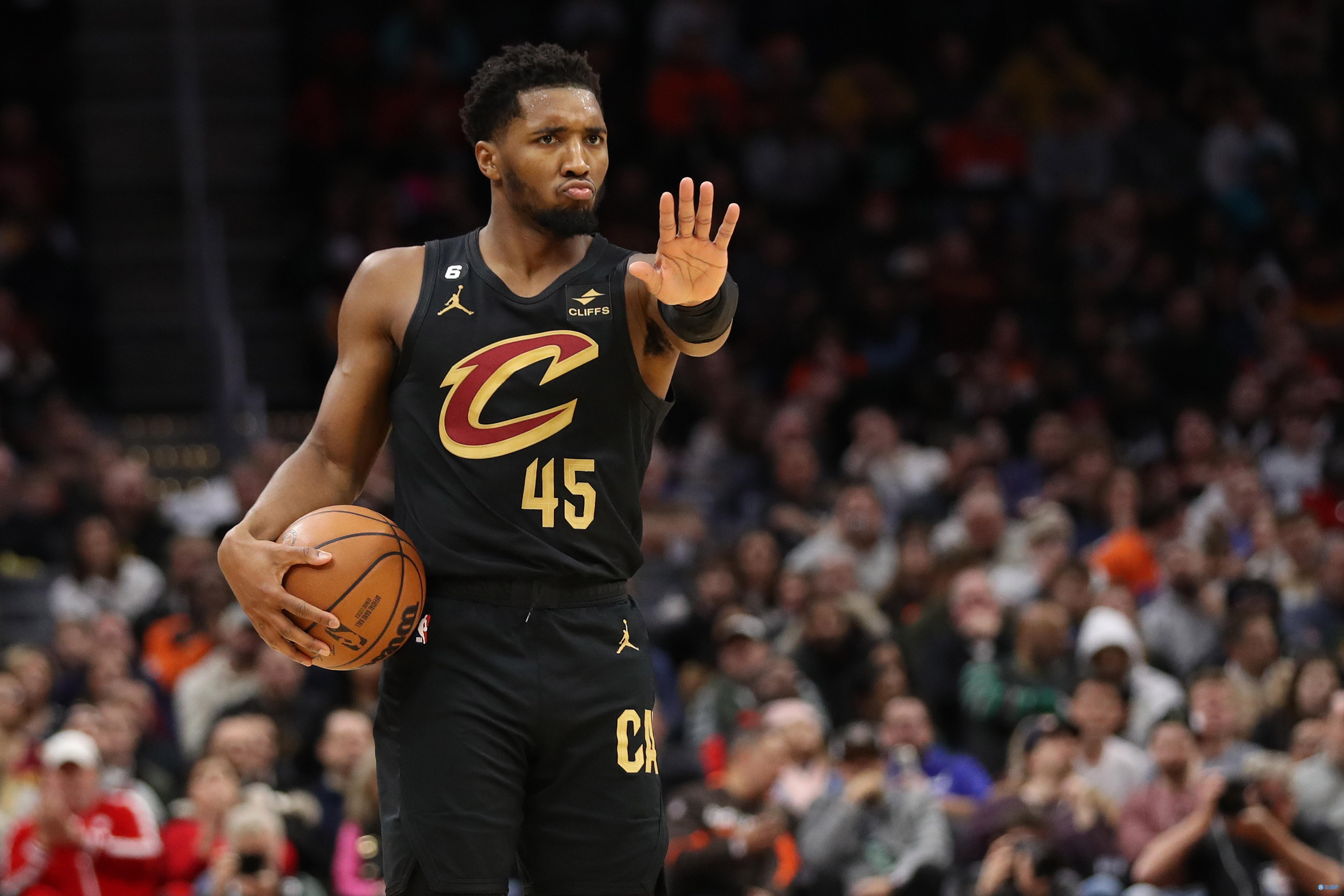 亚泰为客场全勤球迷颁发纪念证书，谭龙、徐浩峰等人参与颁奖（亚泰向客场全勤球迷颁发纪念证书，谭龙、徐浩峰等出席颁奖）